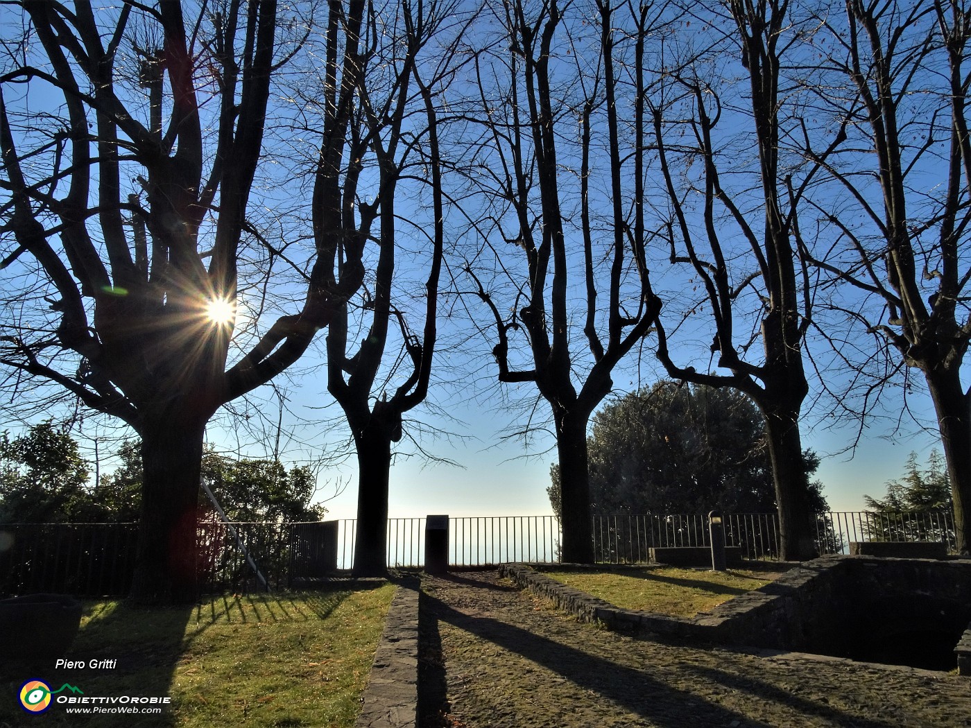 03 Al Parco del Castello di San Viglio baciato dal sole.JPG